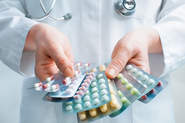 El médico prescribe antibióticos para tratar la prostatitis.